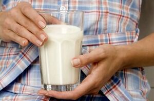 一个女孩靠开菲尔减肥。